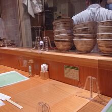 19:30前後に入店、テーブル席はほぼ満席、カウンター空き有