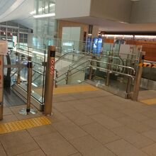 中央エントランスは階段のみ。エスカレーターは休止中。