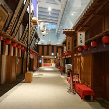 LHRはごった返しているが･･･HNDの江戸小路はクローズ。