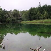 山に囲まれた静かな池