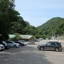 和泉山脈の大阪の泉南市と和歌山の岩出市を結ぶ県道沿いの道の駅