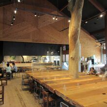 「公園の」そして「道の駅の」レストランとは思えぬ綺麗な造り