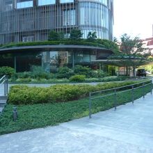 桑田記念児童遊園の西側には、パークコート赤坂の建物があります