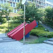 桑田記念児童遊園の広場の中には、大きな滑り台が置かれています