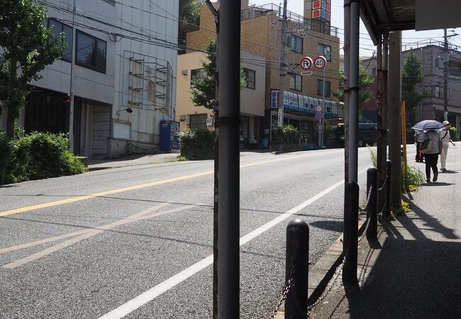 横須賀中央駅前から三崎街道を上町方面へ続く急坂