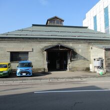 旧日本郵船残荷倉庫