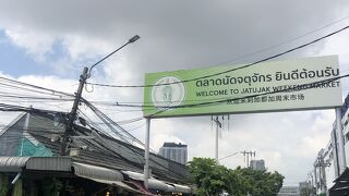 土日に開かれる巨大マーケット