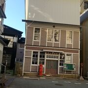 温泉街の昔の郵便局の建物