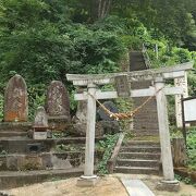 石段の下の案内は薬師神社