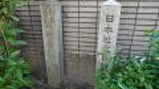 数多くの石碑が並び建っています