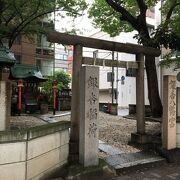 新大橋通りに面したイチョウの木が目を引く神社