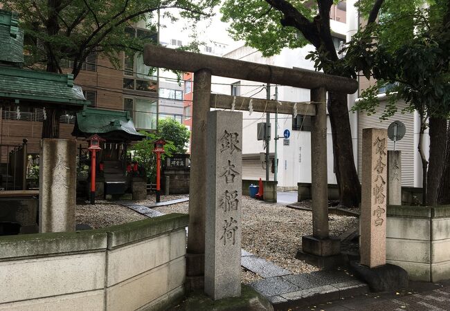 新大橋通りに面したイチョウの木が目を引く神社