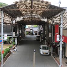 本部前の雰囲気あるアーケード