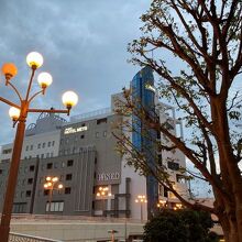 駅のすぐ横にくっついているが、駅ビルが閉まったら外経由で。