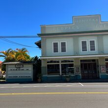 建物左に上映の案内板があります