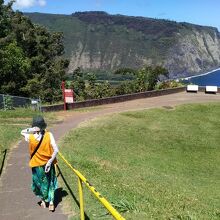 坂道を下って展望所へ行きます