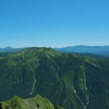 山頂からの景観（手前に朝日岳、白毛門、奥に越後駒ヶ岳）