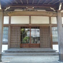 専福寺の本堂です。簡素な感じです。専福寺の扁額もありません。