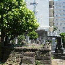 専福寺の境内にある鐘楼の跡です。背景には、墓地地域があります