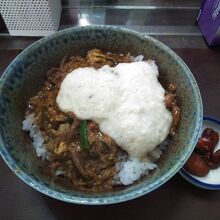 シシ肉とろろ丼