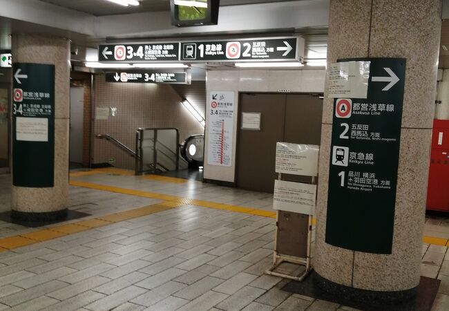 泉岳寺駅と品川駅の間の路線は、京急だって知ってましたか。都営地下鉄ではありません。
