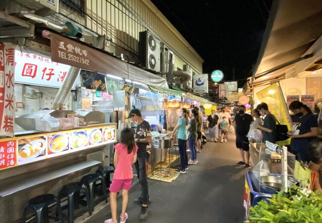 小規模ながら台湾各地から人が集まる夜市