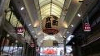 大きな提灯が目立っています