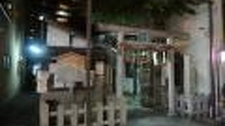 綾小路通り沿いに建つ小さな神社