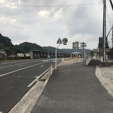 国道に沿った駅前