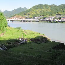 新宮城跡の水の手からみた熊野川