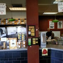 オーダーと受取カウンター