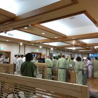 夕食のバイキング会場