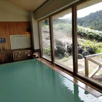 乳白色の硫黄泉の大浴場の内湯