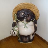 ポンポコタヌキがお出迎え。