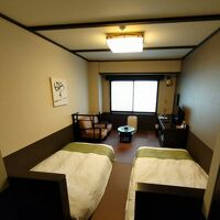 ツインベットのある畳敷きの部屋