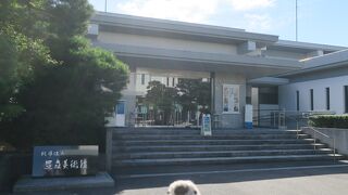 田園地帯に忽然と現れる立派な美術館　庭園の美しさであまりにも有名