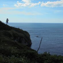 灯台の左側に広がる海景色