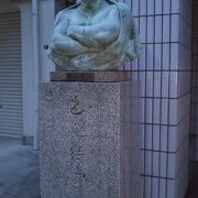 千代の富士の銅像があります