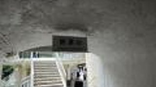 華厳の滝を見上げ迫力満点