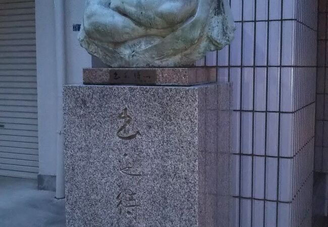 千代の富士の銅像があります