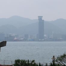 この日は春霞がかかっていた関門海峡