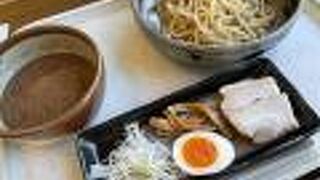 ホワイトタイガーを見ながら食事