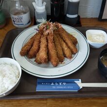 定食、ご飯、味噌汁、たっぷりのタルタルソース、生野菜も