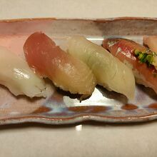寿司はネタに新鮮味が無い、握り方も素人かと思うほどの出来栄え