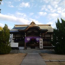 小高い山の中腹にある