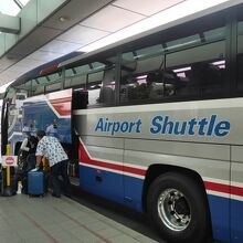 グレー（シルバー）のバス。