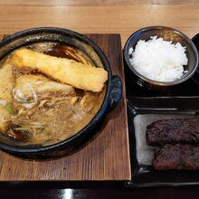 湯葉天入り味噌煮込みうどんと味噌だれの串カツ、うまうま！