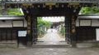 上野の喧騒とは無縁の静かさ