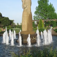 水の守護神像