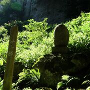 山寺の石段の中ほどにある芭蕉ゆかりの塚